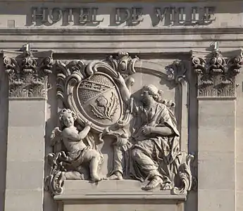 Armoiries de Nancy sur l'avant-corps central de l'hôtel de ville.