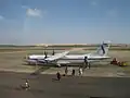 Un ATR-72 de Vietnam Airlines sur le tarmac de l'aéroport de Đồng Hới.