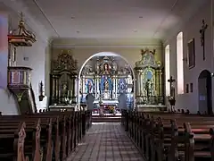 Vue intérieure de la nef vers le chœur.