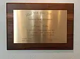 Plaque commémorant l'attribution du titre de membre à vie du  Dallas Civic Opera (maintenant connu sous le nom de Opéra de Dallas) à Callas. Daté du 12 septembre 1968.