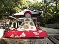 Temple Gokuraku-ji (Nabuto). Jizō, appellation japonaise du bodhisattva Kshitigarbha, sous l'apparence d'un jeune enfant portant un bavoir.