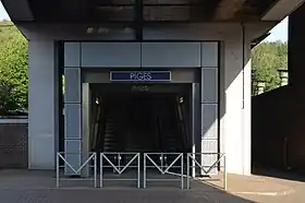 Entrée de la station sous le viaduc (2019).