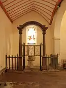 Retable et fonts baptismaux du bas-côté sud.