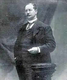 Photo en portrait d'un homme en costume de ville.