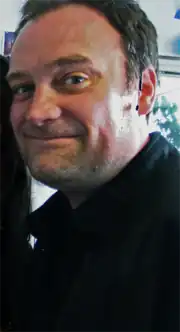 David Hewlett dans les locaux de The Bridge Studios, Vancouver