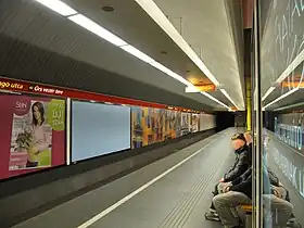 Quai central de la ligne 2.