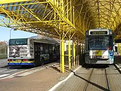 En gare de La Panne, correspondance entre le tramway de la côte belge et les bus DK'Bus.
