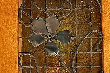 Décoration en fer forgé de la porte.