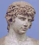 Statue d’Antinoüs héroïsé, marbre, détail, taille naturelle. Musée archéologique de DelphesPeu après 130 EC.