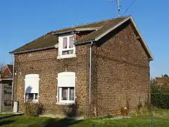 Des habitations groupées par deux.