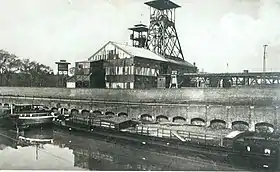 La fosse de l'Enclos, le puits no 1 est à gauche, le puits no 2 à droite, et l'Escaut au premier plan.