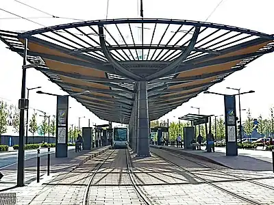 Pôle d'échanges de Denain (France), donnant une correspondance entre le tramway et les bus urbains ou régionaux, qui peuvent stationner autour de la station de tramway