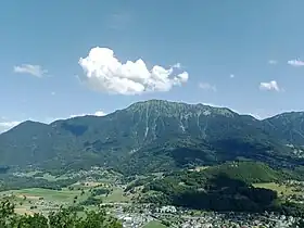 La dent de Cons vue depuis le roc de Viuz au-dessus de Faverges au nord-ouest.
