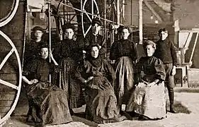 Des allumettières à l'intérieur de l'usine E. B. Eddy, à Hull, vers 1880. On voit à gauche la courroie sur laquelle couraient les allumettes.