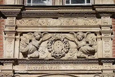 Détail du linteau de la porte de la tour nord.