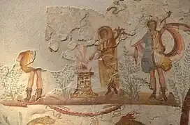 Détail : sacrifiant en toge entouré des Lares.