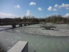 Passerelle sur la Bléone et piles du pont de remplacement en construction.