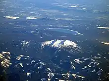 Vue aérienne du pic Diamond et du lac Crescent.