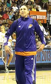 Diana Taurasi debout, en survêtement.