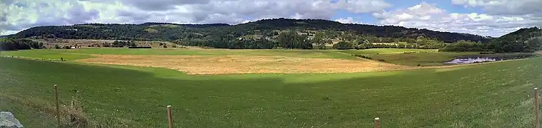 Diaporama site de Foufouilloux Nord-Ouest. Terrains réhabilités. Au loin, hameau d'Auxillac.