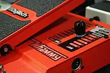 Vue rapprochée d'une pédale rouge.