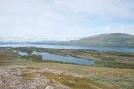 Plusieurs grands lacs entourés de montagnes douces.