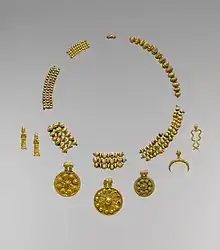 Les perles composant le collier et les pendentifs symbolisant des divinités trouvés dans le « trésor de Dilbat », daté de la fin de la période paléo-babylonienne. Metropolitan Museum of Art.