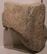 Fragment d'inscription latine d'époque romaine retrouvé lors des fouilles.