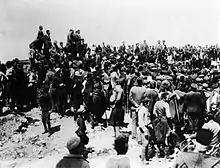 Photographie noir et blanc : une foule.