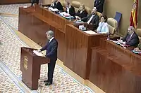 Ángel Garrido à la tribune de l'Assemblée de Madrid.