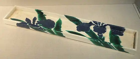 Plat peint sous glaçure transparente par Ogata Ihachi,mi-XVIIIe s. (période Edo), Japon.