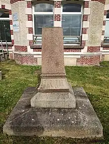 Socle d'une statue portant ancienne un buste