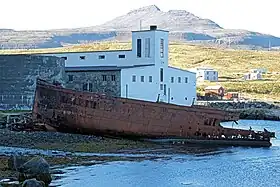 Friche portuaire à Djúpavík dominée par la Búrfell.