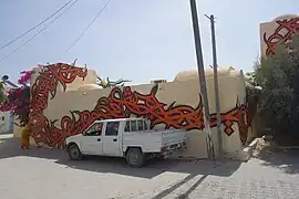 Calligraphie le long d'un mur.