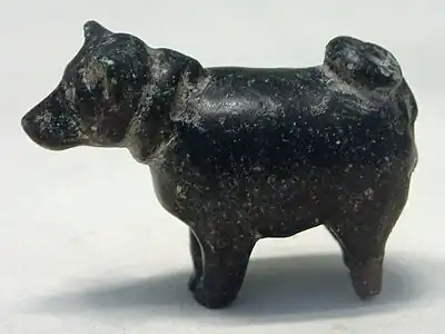 Figurine de chienne.Chlorite, H. 2,75 cmMusée du Louvre