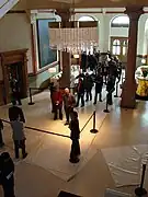 Visiteurs dans le hall d'entrée lors d'une « Opération porte ouverte ».