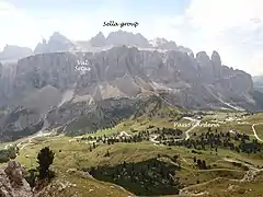 Vue sur le groupe du Sella derrière le col Gardena.
