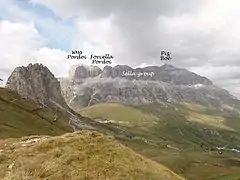 Vue sur le col Pordoi et le groupe du Sella.