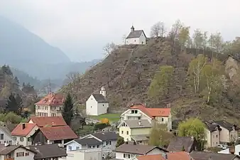 La Tuma Casti avec la chapelle Saint-Antoine au sommet et l'église Saint-Pierre au pied de la colline.