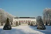Jardin français avec l'orangerie en hiver