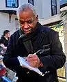 Don Warrington interprète Selwyn Patterson.