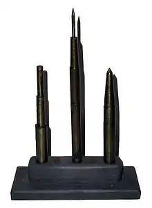 De gauche à droite: chasse-goupille, pointe à tracer, pointeau.