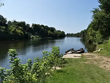 La Dordogne à Creysse, avec vue sur Cours-de-Pile sur la rive opposée.