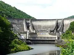 Le barrage du Chastang ; la partie gauche est sur Saint-Martin-la-Méanne.