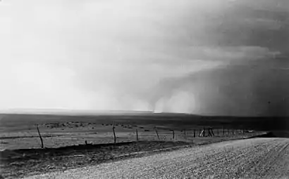 Dust Bowl [tempête de poussière] près de Mills, Nouveau-Mexique, mai 1935.