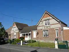 Habitations groupées par trois.