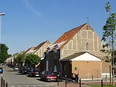 Habitations groupées par deux.