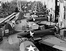 Ligne de production de Douglas SBD Dauntless à l'usine de la Douglas Aircraft Company d'El Segundo en 1943.