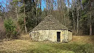 Le réservoir au toit de lauzes.