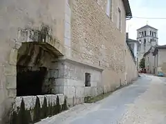 La fontaine du bourg et l'église.